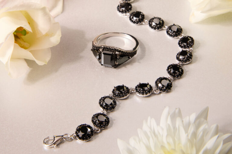 Stylowe komplety – jak perfekcyjnie połączyć pierścionek i bransoletkę?